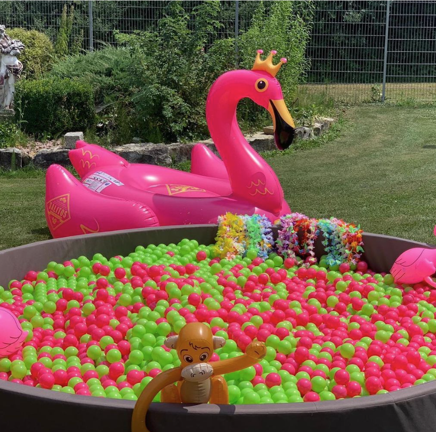 XXL-Bällebad mit bunten Bällen